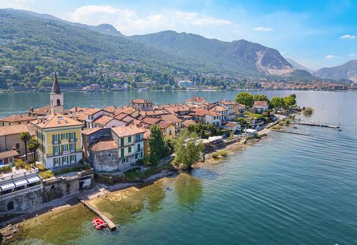 Splendida dimora d'epoca ristrutturata sull'Isola dei Pescatori, articolata su quattro livelli serviti da ascensore, con sette camere e terrazza fronte lago Image 2