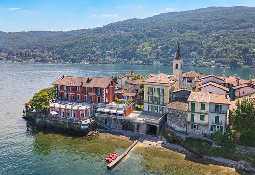 Splendida dimora d'epoca ristrutturata sull'Isola dei Pescatori, articolata su quattro livelli serviti da ascensore, con sette camere e terrazza fronte lago Image 4