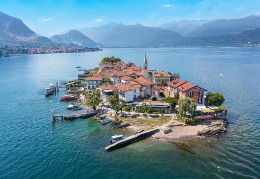 Splendida dimora d'epoca ristrutturata sull'Isola dei Pescatori, articolata su quattro livelli serviti da ascensore, con sette camere e terrazza fronte lago Image 3