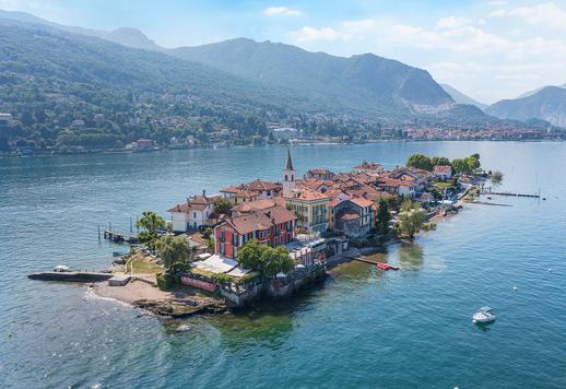 Splendida dimora d'epoca ristrutturata sull'Isola dei Pescatori, articolata su quattro livelli serviti da ascensore, con sette camere e terrazza fronte lago Image 5