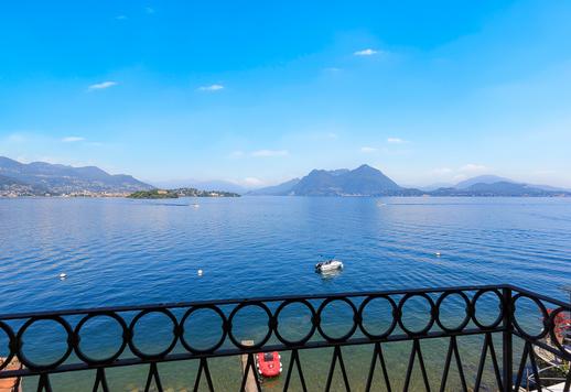 Splendida dimora d'epoca ristrutturata sull'Isola dei Pescatori, articolata su quattro livelli serviti da ascensore, con sette camere e terrazza fronte lago Image 8