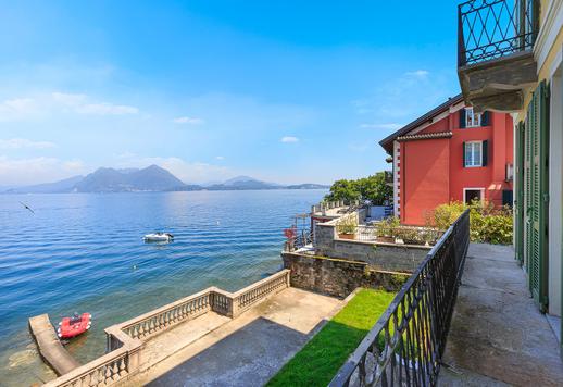 Splendida dimora d'epoca ristrutturata sull'Isola dei Pescatori, articolata su quattro livelli serviti da ascensore, con sette camere e terrazza fronte lago Image 7