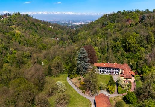 建築群佔地1300平方米，共兩層，其中主樓面積超過600平方米，設有七間臥室和四間浴室；另有一個210平方米的五車位車庫；以及待開發的400平方米空間。 Image 3