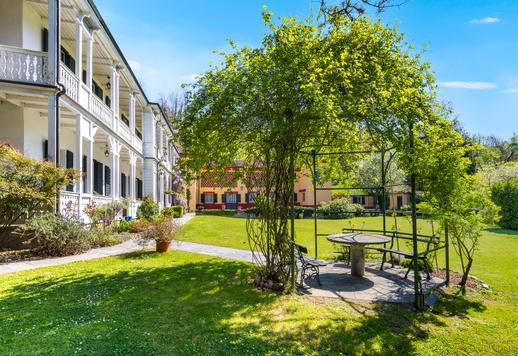 建築群佔地1300平方米，共兩層，其中主樓面積超過600平方米，設有七間臥室和四間浴室；另有一個210平方米的五車位車庫；以及待開發的400平方米空間。 Image 7