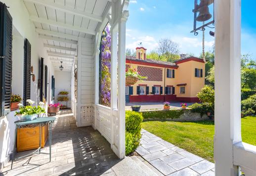 建築群佔地1300平方米，共兩層，其中主樓面積超過600平方米，設有七間臥室和四間浴室；另有一個210平方米的五車位車庫；以及待開發的400平方米空間。 Image 8