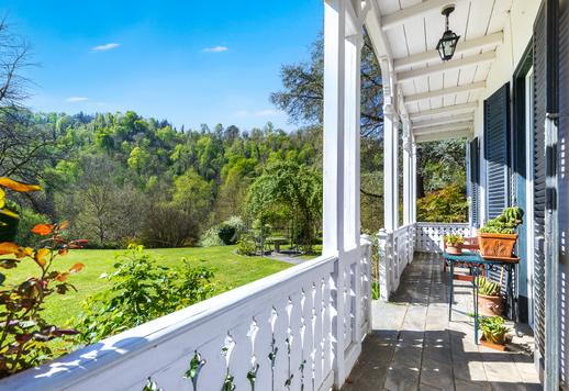 建築群佔地1300平方米，共兩層，其中主樓面積超過600平方米，設有七間臥室和四間浴室；另有一個210平方米的五車位車庫；以及待開發的400平方米空間。 Image 9