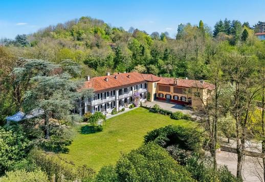 建築群佔地1300平方米，共兩層，其中主樓面積超過600平方米，設有七間臥室和四間浴室；另有一個210平方米的五車位車庫；以及待開發的400平方米空間。 Image 1