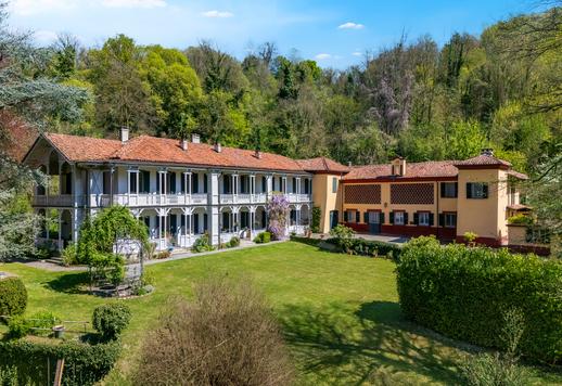 建築群佔地1300平方米，共兩層，其中主樓面積超過600平方米，設有七間臥室和四間浴室；另有一個210平方米的五車位車庫；以及待開發的400平方米空間。 Image 2