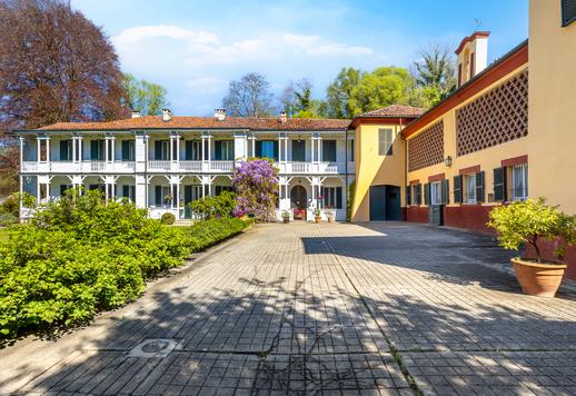 建築群佔地1300平方米，共兩層，其中主樓面積超過600平方米，設有七間臥室和四間浴室；另有一個210平方米的五車位車庫；以及待開發的400平方米空間。 Image 4