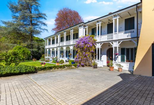 建築群佔地1300平方米，共兩層，其中主樓面積超過600平方米，設有七間臥室和四間浴室；另有一個210平方米的五車位車庫；以及待開發的400平方米空間。 Image 6