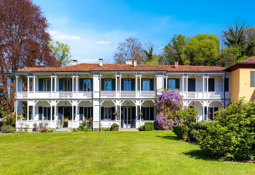 建築群佔地1300平方米，共兩層，其中主樓面積超過600平方米，設有七間臥室和四間浴室；另有一個210平方米的五車位車庫；以及待開發的400平方米空間。 Image 5