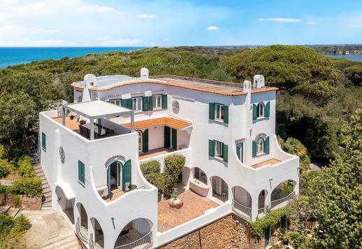 Esclusiva struttura che distribuisce 670 mq di interni tra edificio principale su due livelli e villa privata Image 4