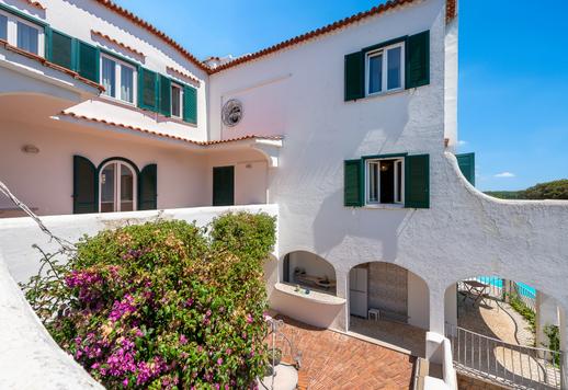Esclusiva struttura che distribuisce 670 mq di interni tra edificio principale su due livelli e villa privata Image 6