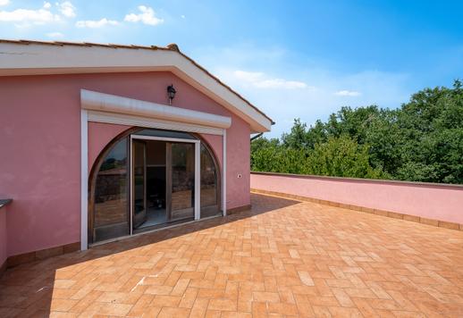 Propriedade de 746 m² distribuídos em três níveis, com 35.000 m² de terreno na Via Flaminia. Image 8