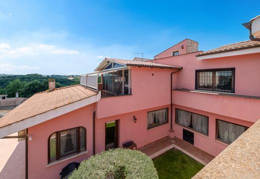Propriedade de 746 m² distribuídos em três níveis, com 35.000 m² de terreno na Via Flaminia. Image 7