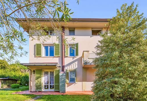 665 négyzetméteres, különálló ház 3000 négyzetméteres privát kerttel, magnóliákkal, japán juharokkal, ősi rózsákkal és tengerparti fenyőkkel, 400 méterre a tengertől és néhány percre Forte dei Marmitól. Image 8