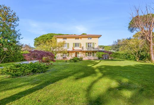 665 négyzetméteres, különálló ház 3000 négyzetméteres privát kerttel, magnóliákkal, japán juharokkal, ősi rózsákkal és tengerparti fenyőkkel, 400 méterre a tengertől és néhány percre Forte dei Marmitól. Image 6