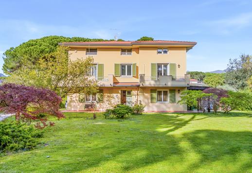 665 négyzetméteres, különálló ház 3000 négyzetméteres privát kerttel, magnóliákkal, japán juharokkal, ősi rózsákkal és tengerparti fenyőkkel, 400 méterre a tengertől és néhány percre Forte dei Marmitól. Image 7