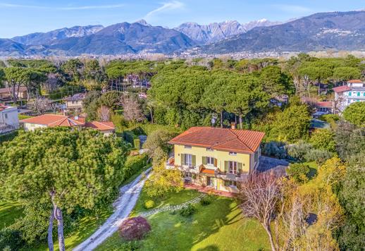 665 négyzetméteres, különálló ház 3000 négyzetméteres privát kerttel, magnóliákkal, japán juharokkal, ősi rózsákkal és tengerparti fenyőkkel, 400 méterre a tengertől és néhány percre Forte dei Marmitól. Image 3