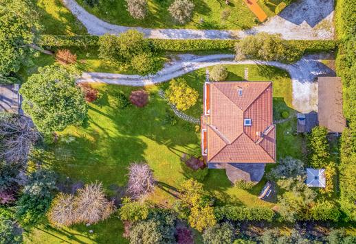 665 négyzetméteres, különálló ház 3000 négyzetméteres privát kerttel, magnóliákkal, japán juharokkal, ősi rózsákkal és tengerparti fenyőkkel, 400 méterre a tengertől és néhány percre Forte dei Marmitól. Image 4