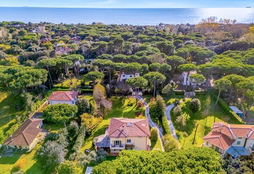 665 négyzetméteres, különálló ház 3000 négyzetméteres privát kerttel, magnóliákkal, japán juharokkal, ősi rózsákkal és tengerparti fenyőkkel, 400 méterre a tengertől és néhány percre Forte dei Marmitól. Image 2