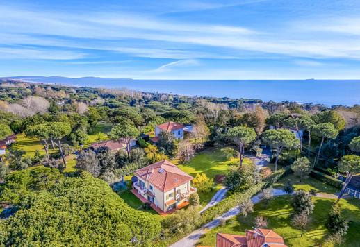 665 négyzetméteres, különálló ház 3000 négyzetméteres privát kerttel, magnóliákkal, japán juharokkal, ősi rózsákkal és tengerparti fenyőkkel, 400 méterre a tengertől és néhány percre Forte dei Marmitól. Image 1