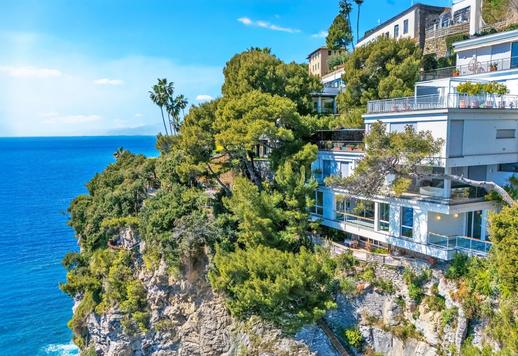 Ексклюзивний відремонтований маєток з панорамною терасою та басейном з видом на море Image 1