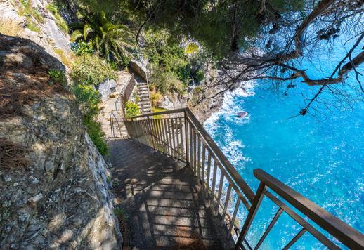 Ексклюзивний відремонтований маєток з панорамною терасою та басейном з видом на море Image 4