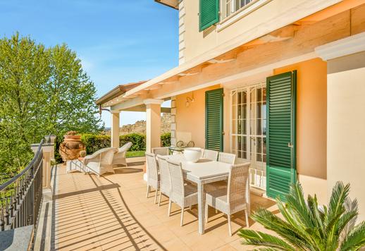 Residência com acesso direto a pé ao centro histórico da "Pequena Atenas", situada num dos locais mais raros no topo de uma colina na Versilia e com vistas deslumbrantes e ininterruptas para o mar e para a costa. Image 2