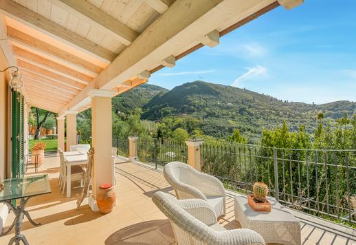 Residência com acesso direto a pé ao centro histórico da "Pequena Atenas", situada num dos locais mais raros no topo de uma colina na Versilia e com vistas deslumbrantes e ininterruptas para o mar e para a costa. Image 3