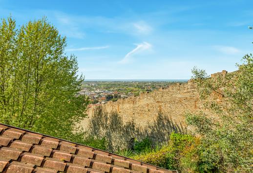 Residência com acesso direto a pé ao centro histórico da "Pequena Atenas", situada num dos locais mais raros no topo de uma colina na Versilia e com vistas deslumbrantes e ininterruptas para o mar e para a costa. Image 4
