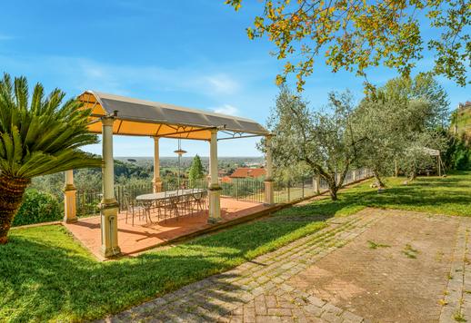 Residência com acesso direto a pé ao centro histórico da "Pequena Atenas", situada num dos locais mais raros no topo de uma colina na Versilia e com vistas deslumbrantes e ininterruptas para o mar e para a costa. Image 7
