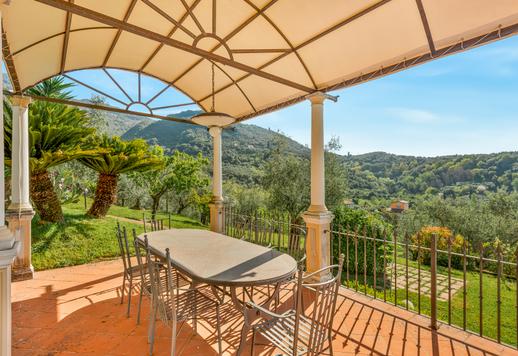 Residência com acesso direto a pé ao centro histórico da "Pequena Atenas", situada num dos locais mais raros no topo de uma colina na Versilia e com vistas deslumbrantes e ininterruptas para o mar e para a costa. Image 8