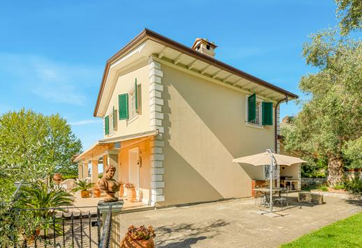 Residência com acesso direto a pé ao centro histórico da "Pequena Atenas", situada num dos locais mais raros no topo de uma colina na Versilia e com vistas deslumbrantes e ininterruptas para o mar e para a costa. Image 5