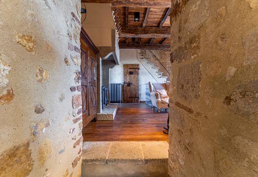 Historisk fastighet på 244 kvm i tre plan med fyra sovrum, två badrum och en 60 kvm stor takterrass med en vacker spiraltrappa i smidesjärn Image 8