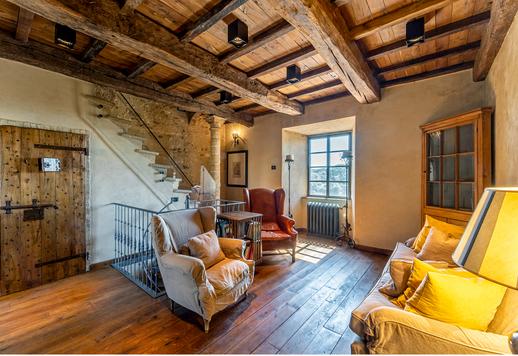 Historisk fastighet på 244 kvm i tre plan med fyra sovrum, två badrum och en 60 kvm stor takterrass med en vacker spiraltrappa i smidesjärn Image 9