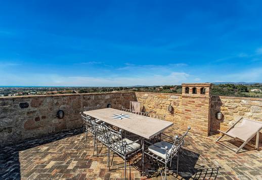 Historisk fastighet på 244 kvm i tre plan med fyra sovrum, två badrum och en 60 kvm stor takterrass med en vacker spiraltrappa i smidesjärn Image 3