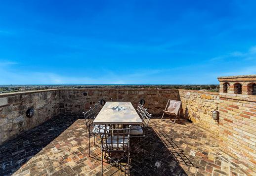 Historisk fastighet på 244 kvm i tre plan med fyra sovrum, två badrum och en 60 kvm stor takterrass med en vacker spiraltrappa i smidesjärn Image 4