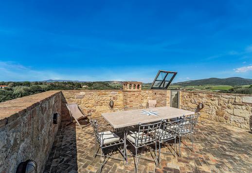 Historisk fastighet på 244 kvm i tre plan med fyra sovrum, två badrum och en 60 kvm stor takterrass med en vacker spiraltrappa i smidesjärn Image 5