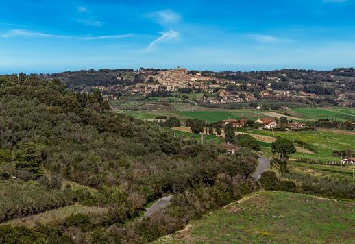 Historisk fastighet på 244 kvm i tre plan med fyra sovrum, två badrum och en 60 kvm stor takterrass med en vacker spiraltrappa i smidesjärn Image 6