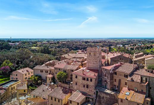 Historisk fastighet på 244 kvm i tre plan med fyra sovrum, två badrum och en 60 kvm stor takterrass med en vacker spiraltrappa i smidesjärn Image 1