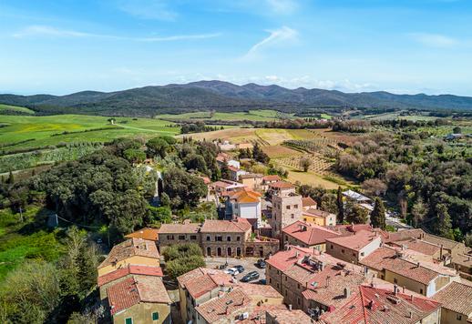 Historisk fastighet på 244 kvm i tre plan med fyra sovrum, två badrum och en 60 kvm stor takterrass med en vacker spiraltrappa i smidesjärn Image 2