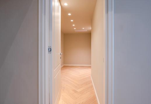 Prestigieuse propriété indépendante de 400 m² sur quatre niveaux, composée de deux logements avec entrées séparées et dotée d'une terrasse habitable de 80 m² Image 9