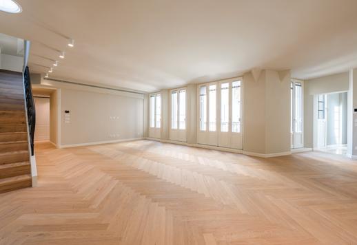 Prestigieuse propriété indépendante de 400 m² sur quatre niveaux, composée de deux logements avec entrées séparées et dotée d'une terrasse habitable de 80 m² Image 2