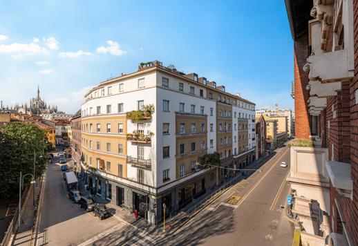 345 metrekarelik bu malikanede dört yatak odası, üç banyo, geniş oturma odaları, giyinme odalı bir ebeveyn süiti, yüksek kaliteli orijinal donanımlar ve Madonnina'nın muhteşem manzarası bulunmaktadır. Image 6