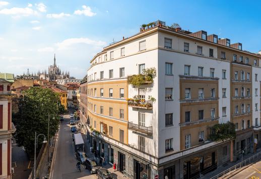 345 metrekarelik bu malikanede dört yatak odası, üç banyo, geniş oturma odaları, giyinme odalı bir ebeveyn süiti, yüksek kaliteli orijinal donanımlar ve Madonnina'nın muhteşem manzarası bulunmaktadır. Image 5