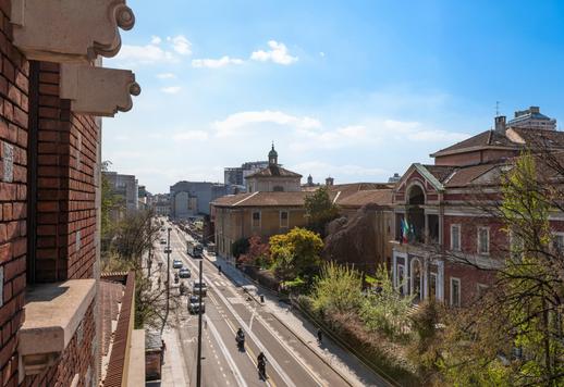 345 metrekarelik bu malikanede dört yatak odası, üç banyo, geniş oturma odaları, giyinme odalı bir ebeveyn süiti, yüksek kaliteli orijinal donanımlar ve Madonnina'nın muhteşem manzarası bulunmaktadır. Image 7