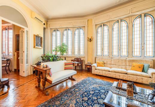 345 metrekarelik bu malikanede dört yatak odası, üç banyo, geniş oturma odaları, giyinme odalı bir ebeveyn süiti, yüksek kaliteli orijinal donanımlar ve Madonnina'nın muhteşem manzarası bulunmaktadır. Image 3