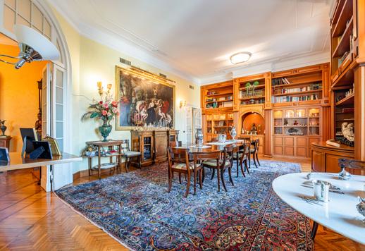 345 metrekarelik bu malikanede dört yatak odası, üç banyo, geniş oturma odaları, giyinme odalı bir ebeveyn süiti, yüksek kaliteli orijinal donanımlar ve Madonnina'nın muhteşem manzarası bulunmaktadır. Image 9