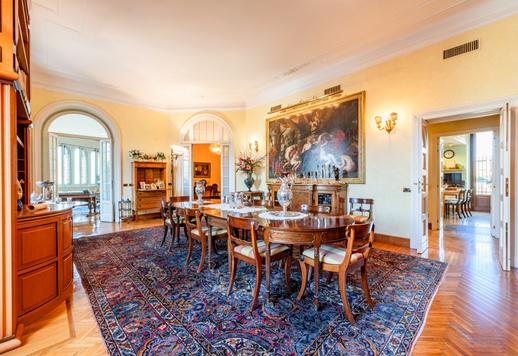 345 metrekarelik bu malikanede dört yatak odası, üç banyo, geniş oturma odaları, giyinme odalı bir ebeveyn süiti, yüksek kaliteli orijinal donanımlar ve Madonnina'nın muhteşem manzarası bulunmaktadır. Image 8